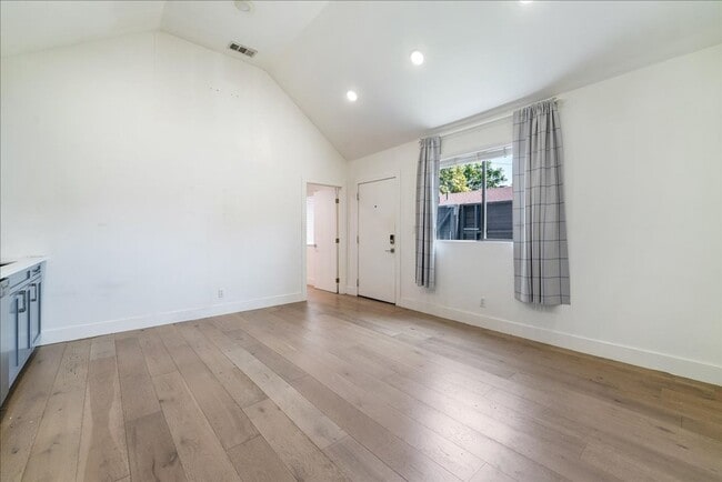 562 1/2 N Commonwealth in Los Angeles, CA - Building Photo - Building Photo