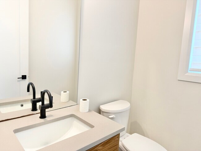 4 BED - 3.5 BATH - LONDON - FULL HOUSE in London, ON - Building Photo - Building Photo