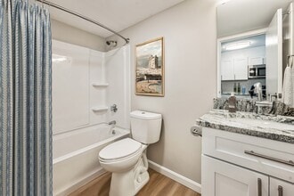 Eagle Rock Apartments at MetroWest in Framingham, MA - Foto de edificio - Building Photo