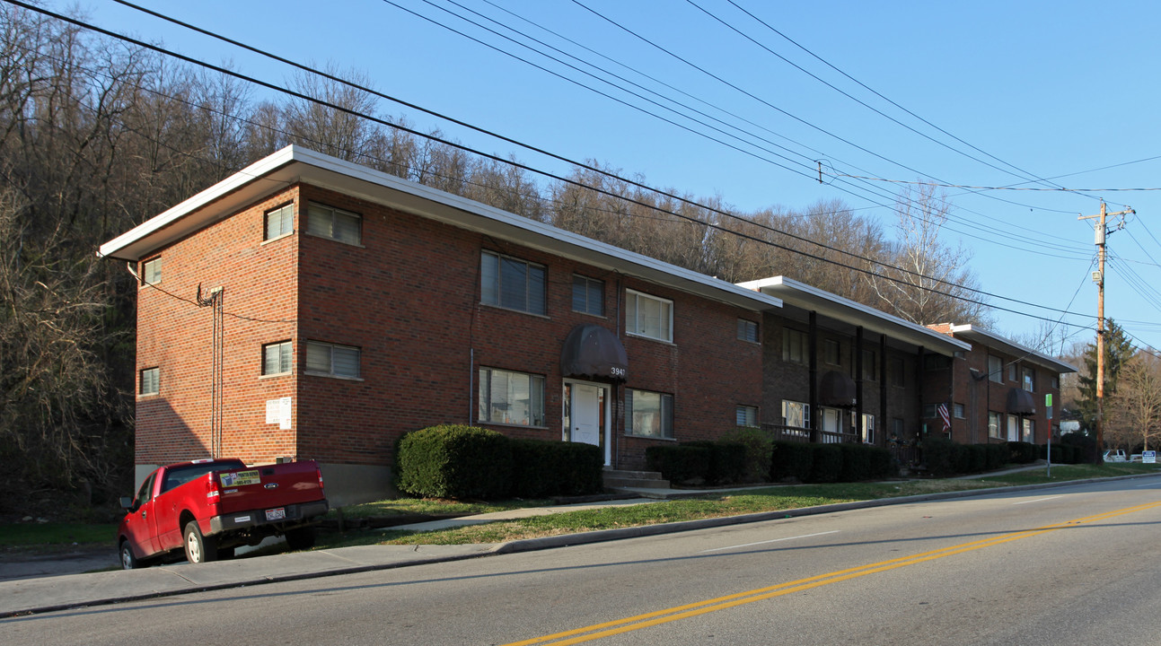 3943 Delhi Pike in Cincinnati, OH - Foto de edificio