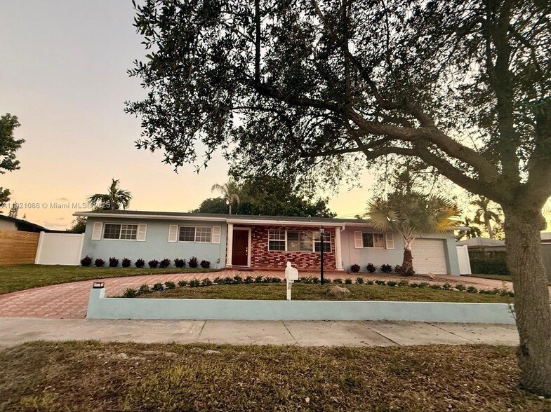 9400 SW 193rd Dr in Cutler Bay, FL - Foto de edificio