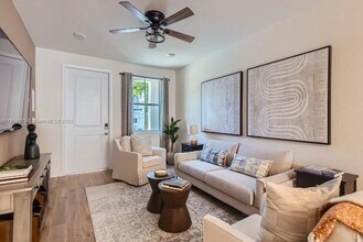 117 SW 170th Ave in Pembroke Pines, FL - Building Photo - Building Photo