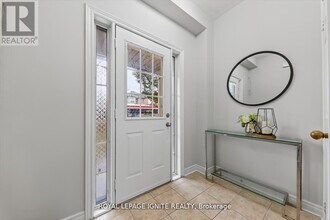 163 Seasons Dr in Toronto, ON - Building Photo - Building Photo