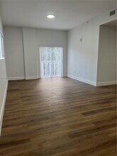 1021 NW 1st St-Unit -6 in Miami, FL - Foto de edificio - Building Photo