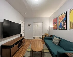 54 Beacon St, Unit 2 in Somerville, MA - Foto de edificio - Building Photo