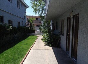 1001-1005 W. G St. in Wilmington, CA - Foto de edificio - Building Photo