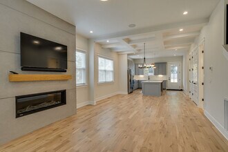 811 Kirkwood Ave, Unit A in Nashville, TN - Foto de edificio - Building Photo