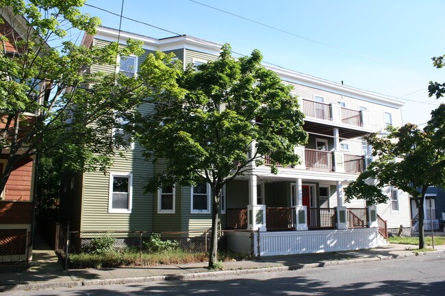 17 Cutler St in Winthrop, MA - Foto de edificio - Building Photo