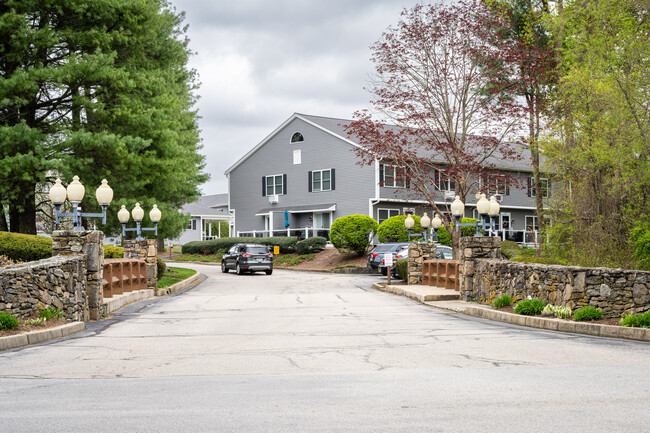 Village Green Condominiums in Warwick, RI - Foto de edificio - Building Photo