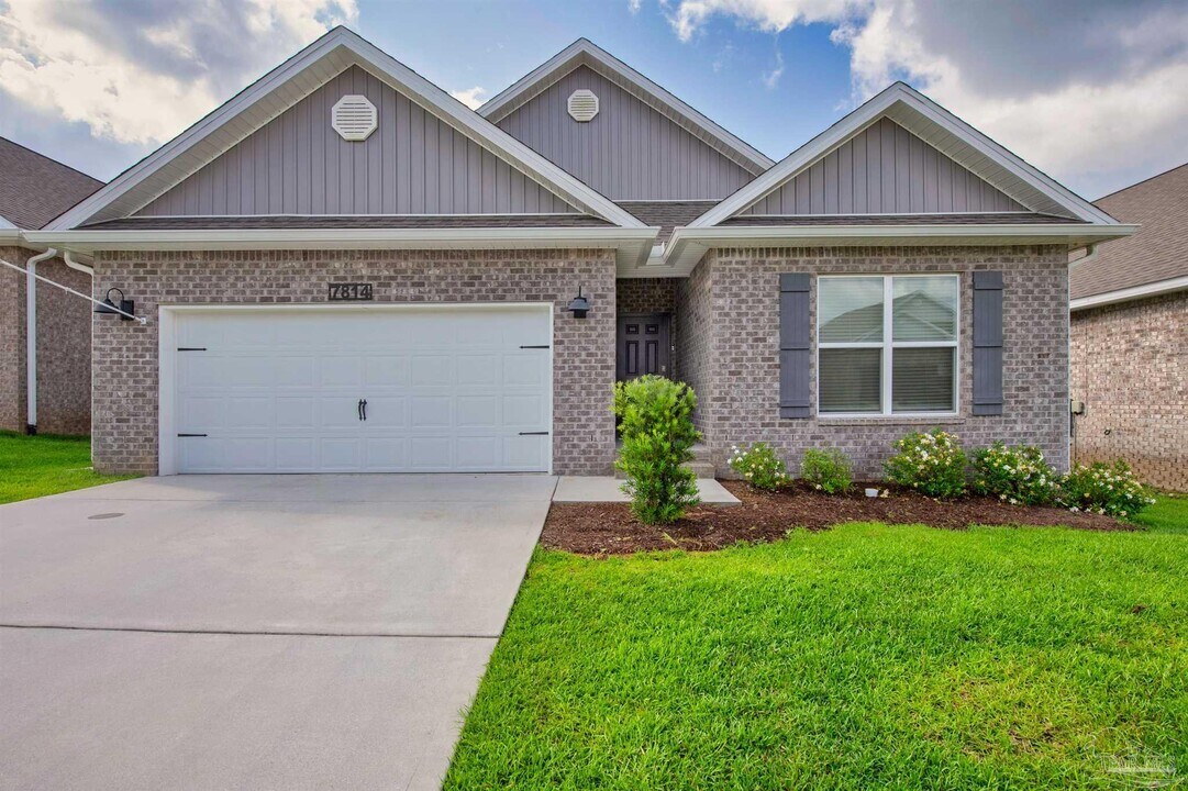 7814 Burnside Lp in Pensacola, FL - Building Photo