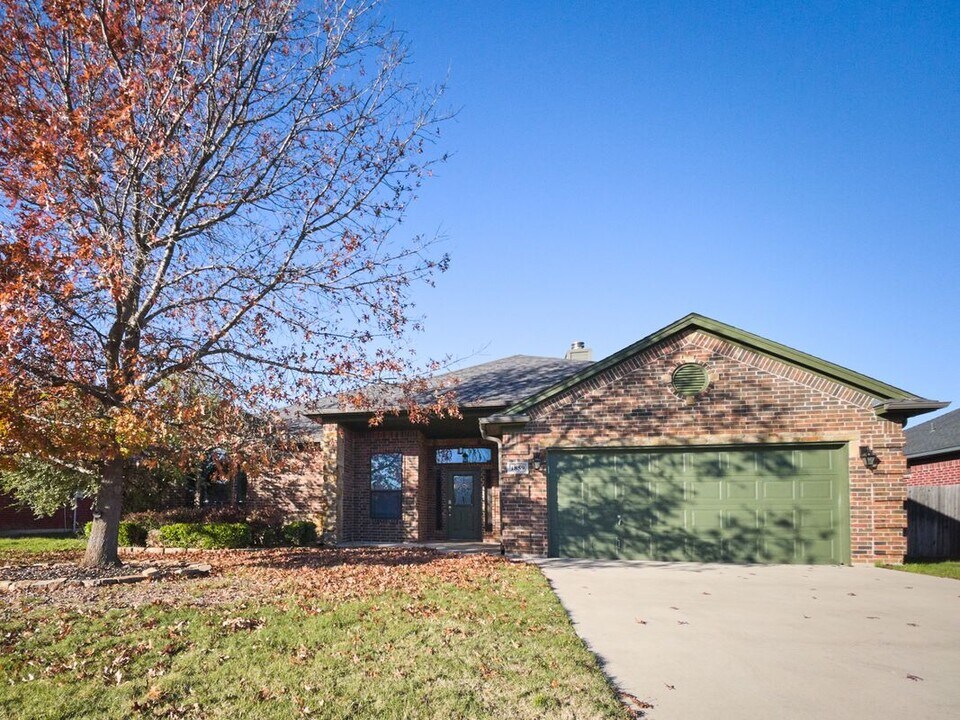 1859 Roadrunner Dr in Weatherford, TX - Building Photo