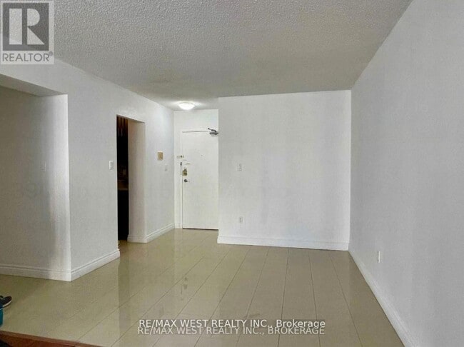 390 Dixon Rd in Toronto, ON - Building Photo - Building Photo