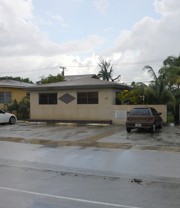 59-67 W 10th St in Hialeah, FL - Foto de edificio