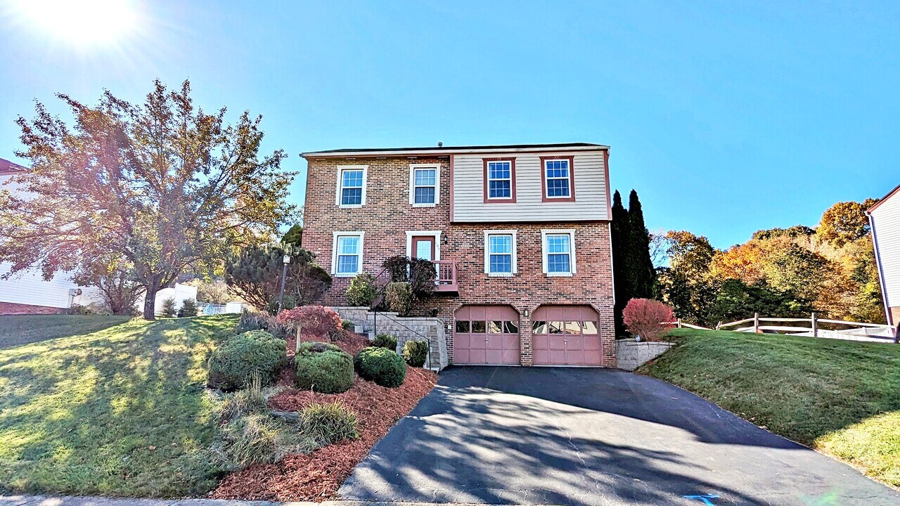 105 Woodbine Dr in Cranberry Township, PA - Building Photo