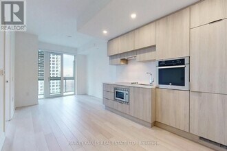 39 Roehampton Ave in Toronto, ON - Building Photo - Building Photo