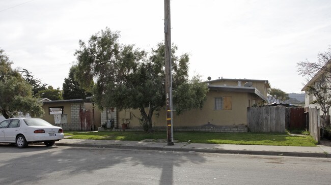 948 Harcourt Ave in Seaside, CA - Foto de edificio - Building Photo