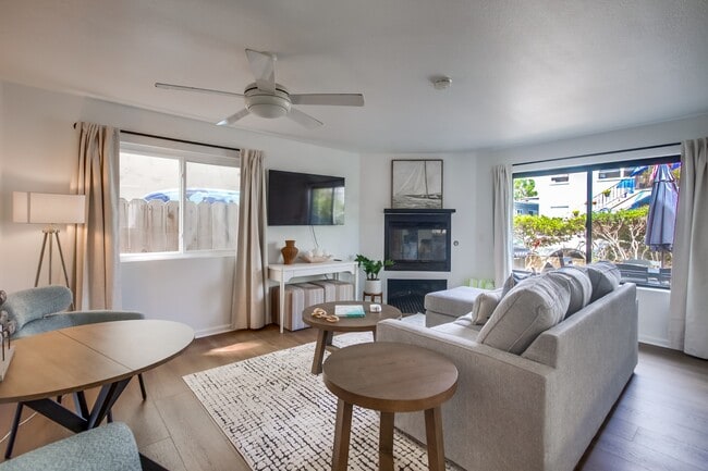 807 Capistrano Pl in San Diego, CA - Building Photo - Building Photo