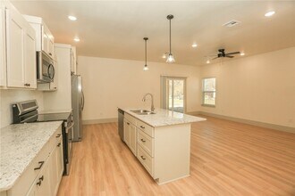 655 N Genevieve Ave, Unit 2 in Fayetteville, AR - Building Photo - Building Photo