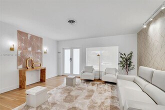 301 SW 30th Ct in Miami, FL - Building Photo - Building Photo