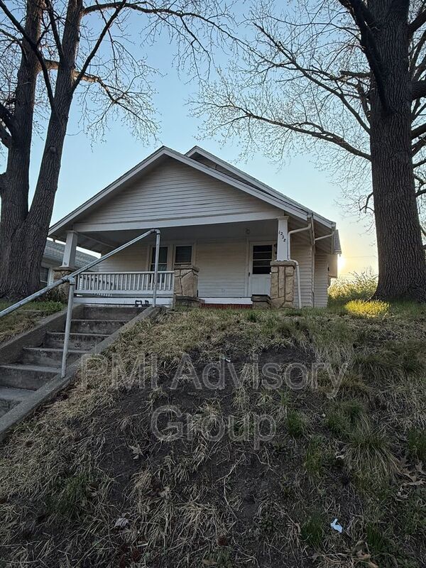 property at 1228 SW Woodward Ave