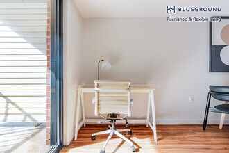 2500 Clarendon Blvd in Arlington, VA - Foto de edificio - Building Photo