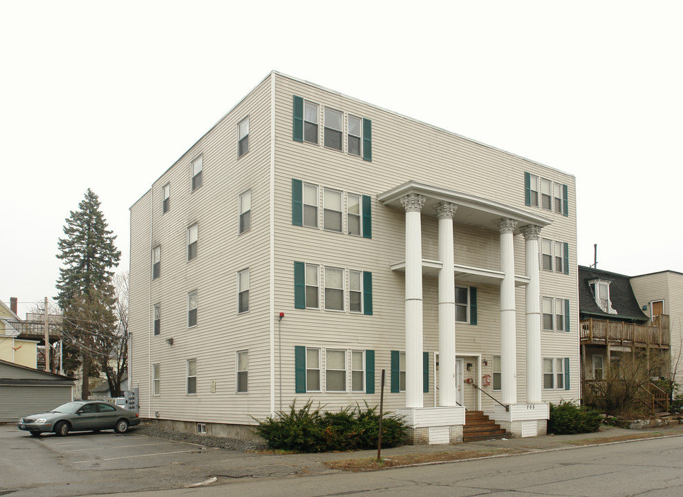 705 Union St in Manchester, NH - Building Photo