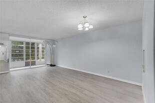 5320 NW 11th St, Unit 205 in Lauderhill, FL - Building Photo