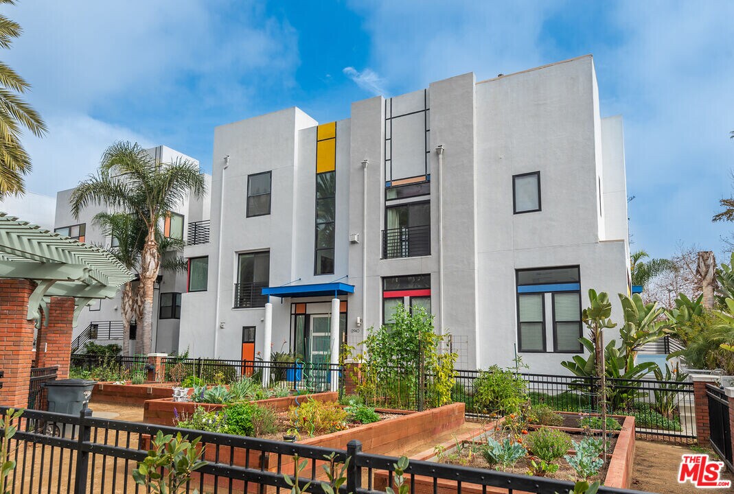 12940 Discovery Creek in Los Angeles, CA - Building Photo