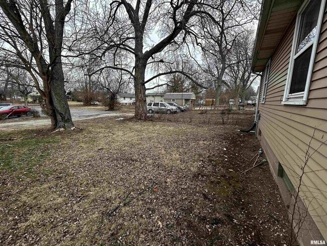 407 E Embert Pl in Peoria, IL - Building Photo - Building Photo