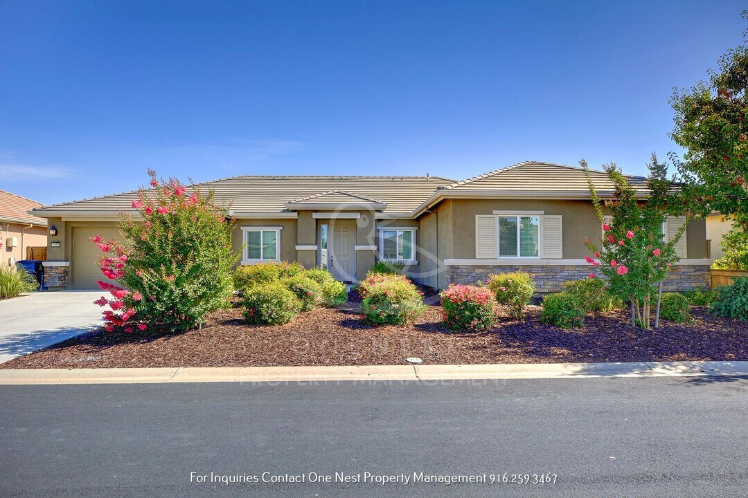 2050 Danforth Way in Plumas Lake, CA - Building Photo