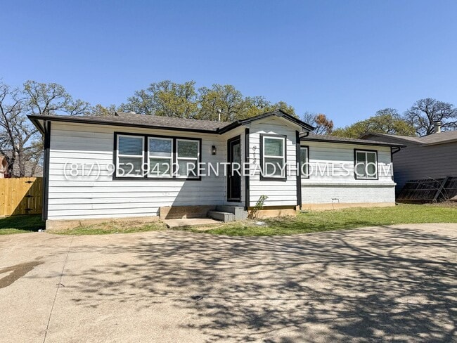 913 Harrison Dr in Kennedale, TX - Building Photo - Building Photo