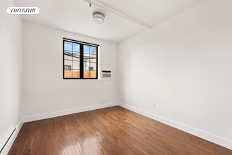 241 Bedford Ave in Brooklyn, NY - Foto de edificio - Building Photo