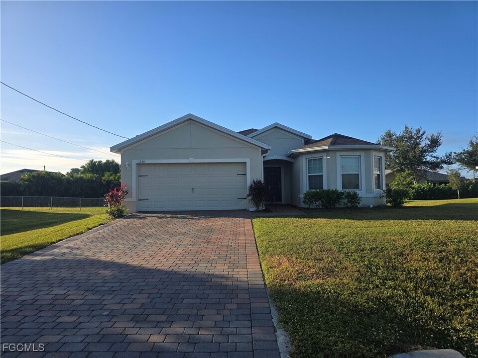 1230 NW 19th St in Cape Coral, FL - Building Photo