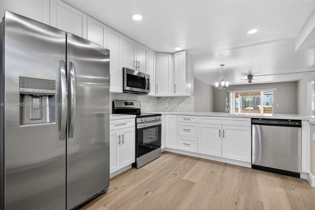 12500 SW 5th Ct in Pembroke Pines, FL - Foto de edificio - Building Photo