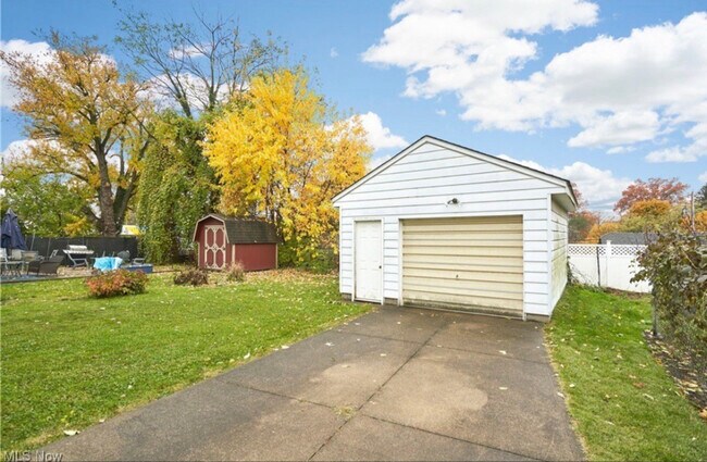 896 Dan St in Akron, OH - Foto de edificio - Building Photo