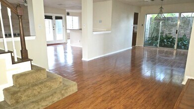 2910 Skypark Dr in Houston, TX - Building Photo - Building Photo