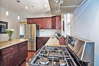 154 W Adams St, Unit 1 in Somerville, MA - Foto de edificio - Building Photo