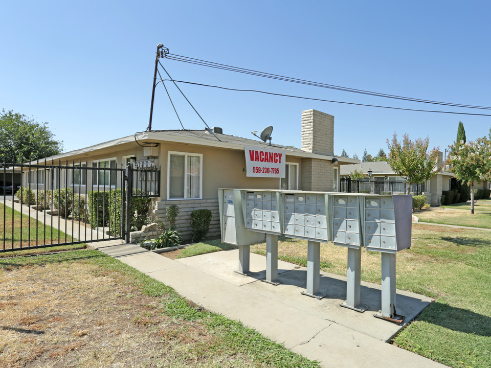 4524 E Sierra Madre Ave in Fresno, CA - Foto de edificio