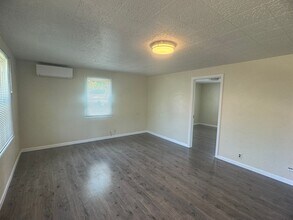 1990 Gilham Rd in Eugene, OR - Building Photo - Building Photo