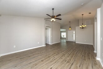 12724 Lake Vista Dr in Gibsonton, FL - Building Photo - Building Photo