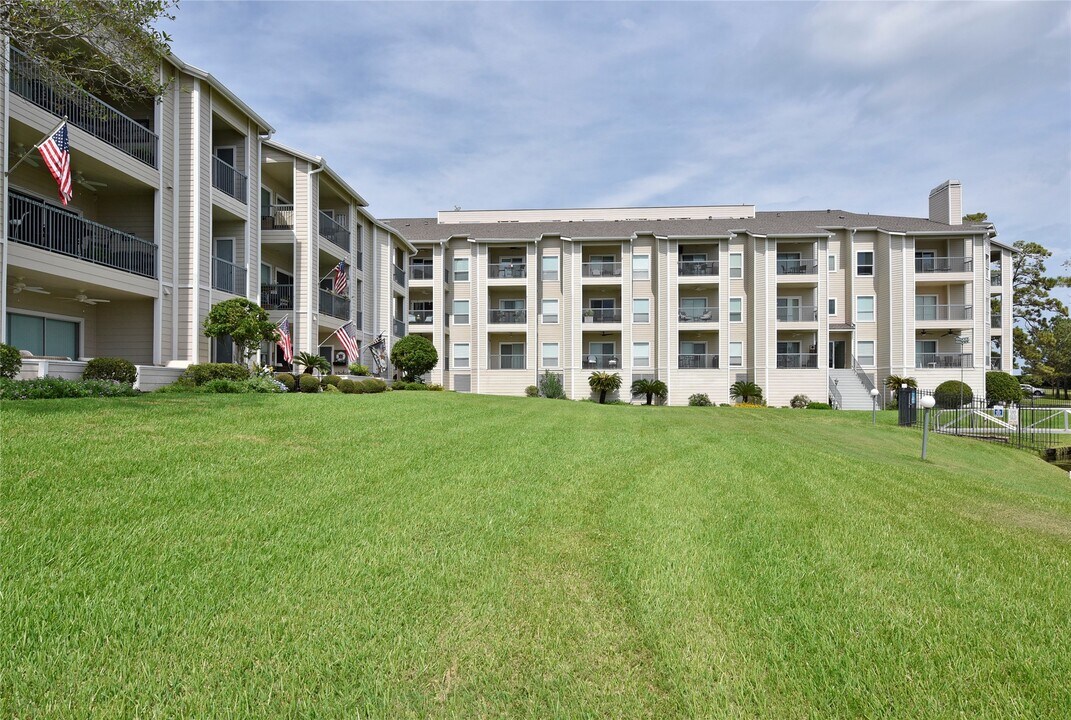 12800 Melville Dr in Montgomery, TX - Foto de edificio