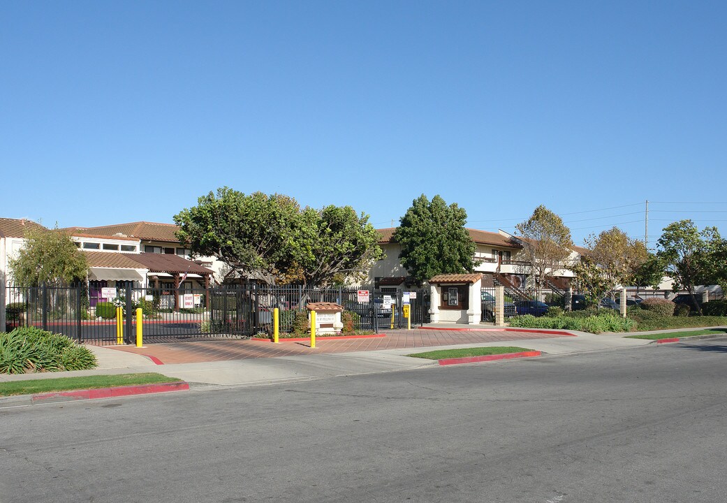 Paseo El Prado Apartments in Oxnard, CA - Building Photo