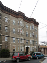 210 S 3rd Ave in Mount Vernon, NY - Foto de edificio - Building Photo