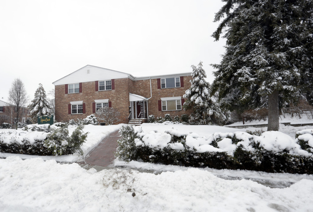 At Raine Court in Summit, NJ - Foto de edificio