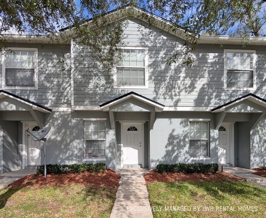 8402 McGirts Village Ln in Jacksonville, FL - Building Photo