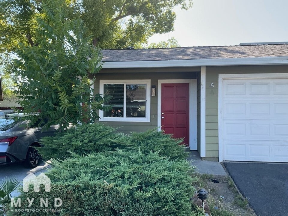 7047 Greenback Ln in Citrus Heights, CA - Building Photo