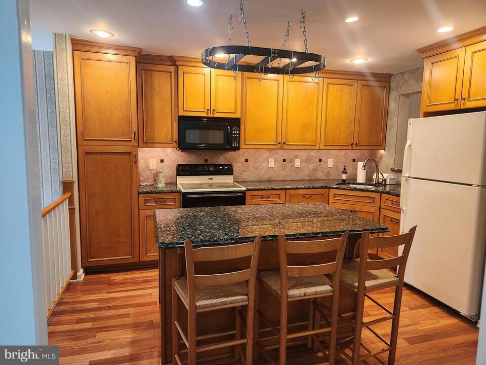 22016 Beacon Hill Dr in Southampton, PA - Building Photo