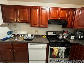 140 Kenrick St, Unit 4 in Boston, MA - Building Photo