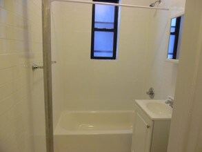 41-42 40th St in Queens, NY - Building Photo - Building Photo