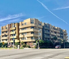 Perfectly situated 2 bedroom and 2 bathroom ! in Los Angeles, CA - Building Photo